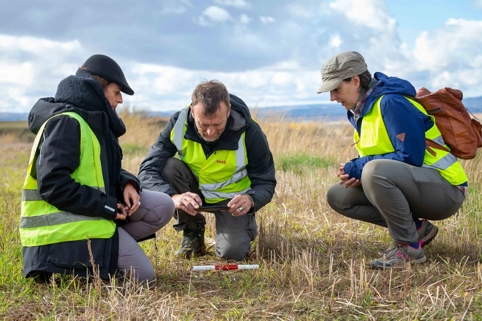 Equipo de Firmana realizando documentación arqueológica en campo
